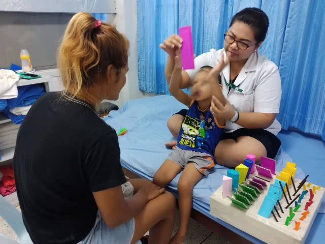 รพ.เกาะจันทร์ เจ๋ง ประดิษฐ์ "กล่องฝึกมือ" ช่วยรักษาผู้ป่วยกล้ามเนื้ออ่อนแรง