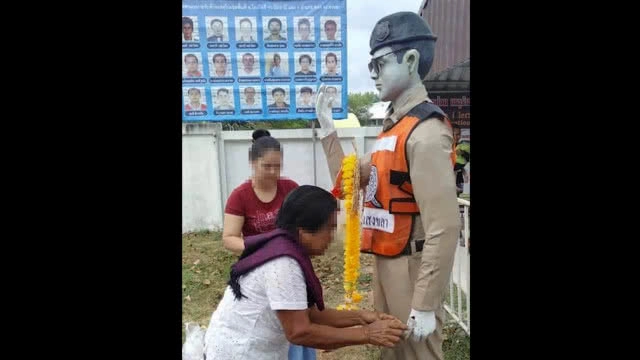 แก้บนหุ่นตำรวจจ่าเฉย ให้โชคถูกหวย-สลากออมสิน