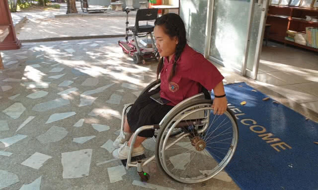 โซเชี่ยลฯ รุมจวก ‘มัสแตงฟ้า’ เข็นรถคนพิการออก เสียบจอดแทน