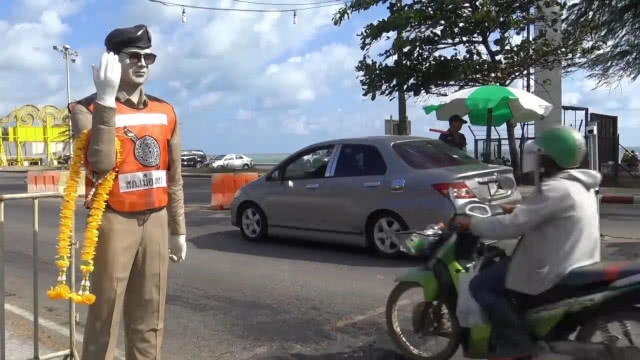 แก้บนหุ่นตำรวจจ่าเฉย ให้โชคถูกหวย-สลากออมสิน