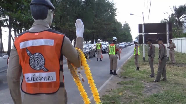 แก้บนหุ่นตำรวจจ่าเฉย ให้โชคถูกหวย-สลากออมสิน