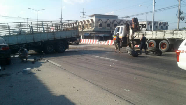 คลิปวงจรปิด รถบรรทุกหลับในชนแบริเออร์ หวิดพุ่งเข้าบ้าน