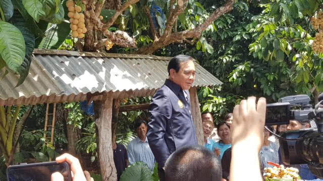 "บิ๊กตู่" ลุยสวน ตัด "ลางสาด" กวน "กาละแม" สบายอารมณ์