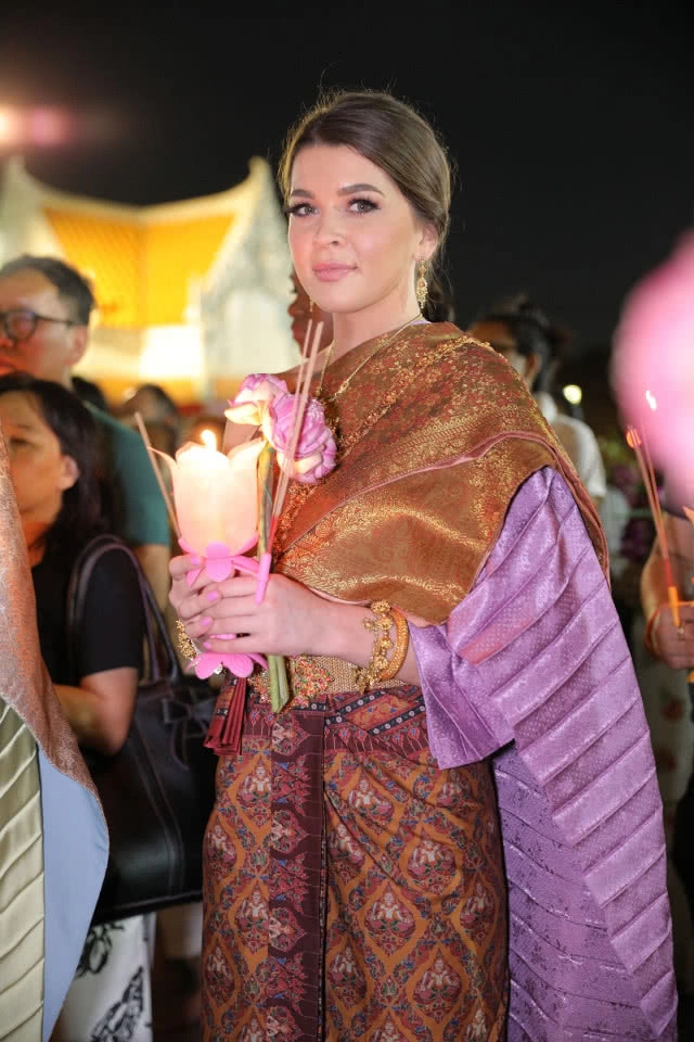 ส่องภาพ สาวๆมิสเวิลด์ ใส่ชุดไทยเข้าวัด