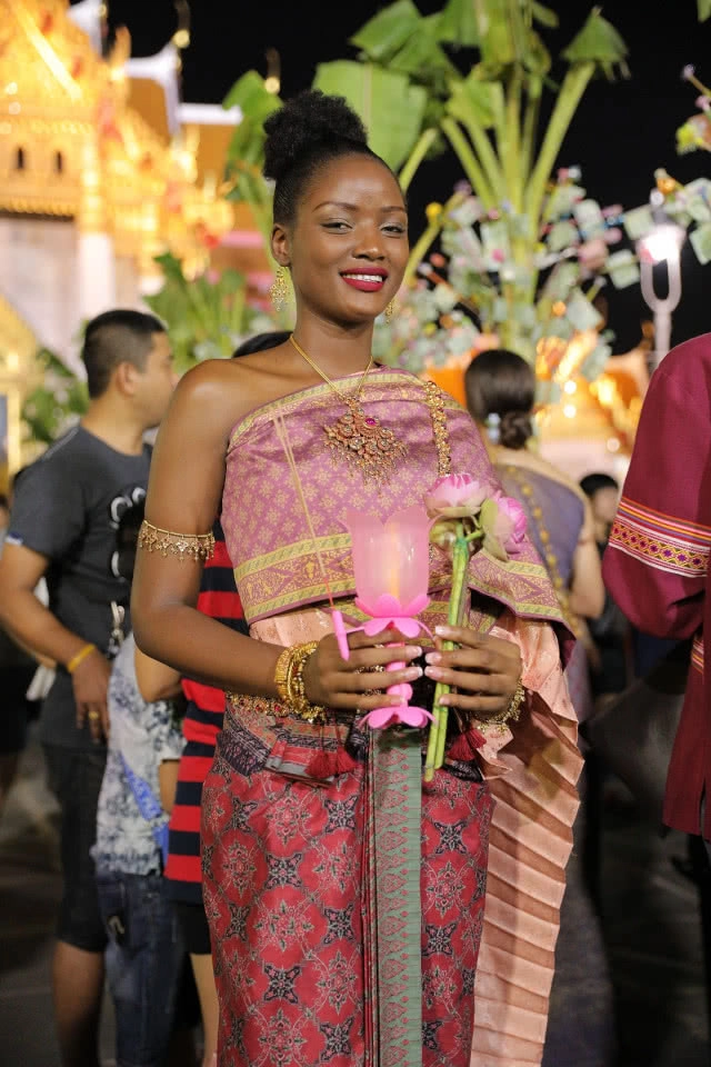 ส่องภาพ สาวๆมิสเวิลด์ ใส่ชุดไทยเข้าวัด