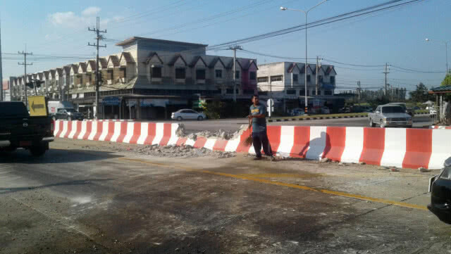 คลิปวงจรปิด รถบรรทุกหลับในชนแบริเออร์ หวิดพุ่งเข้าบ้าน