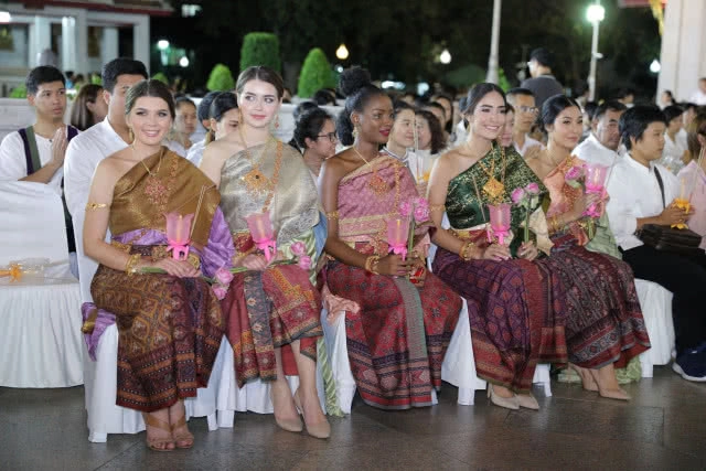 ส่องภาพ สาวๆมิสเวิลด์ ใส่ชุดไทยเข้าวัด