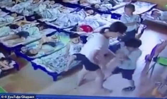 ครูอนุบาลจีน ใช้คลิปหนีบกระดาษทิ่มเด็กที่ไม่ยอมนอนกลางวัน