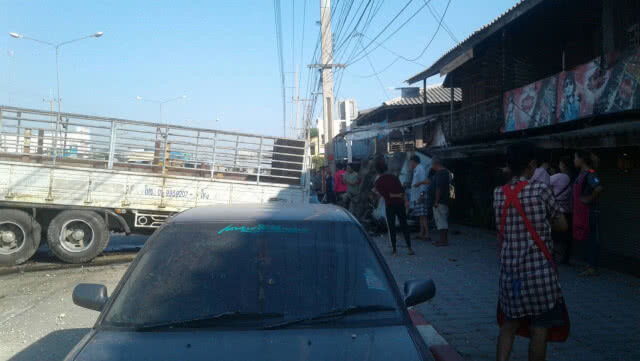 คลิปวงจรปิด รถบรรทุกหลับในชนแบริเออร์ หวิดพุ่งเข้าบ้าน