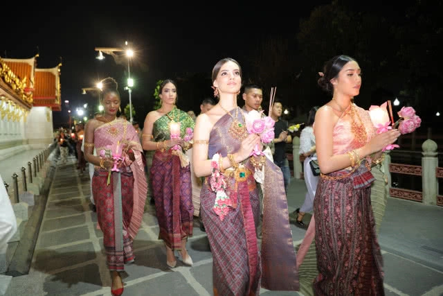 ส่องภาพ สาวๆมิสเวิลด์ ใส่ชุดไทยเข้าวัด