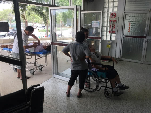 หามนักเรียน 20 รายส่งรพ. หลังสูดควันไฟไหม้โกดังเก็บของรีไซเคิล