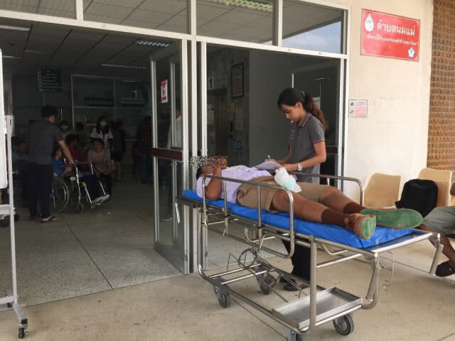 หามนักเรียน 20 รายส่งรพ. หลังสูดควันไฟไหม้โกดังเก็บของรีไซเคิล