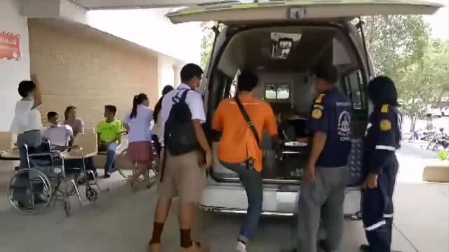 หามนักเรียน 20 รายส่งรพ. หลังสูดควันไฟไหม้โกดังเก็บของรีไซเคิล