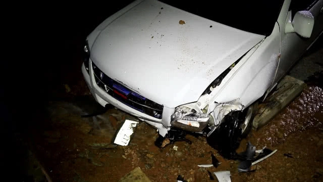 ครูสาวควบกระบะชนท่อประปาแตก เหตุไม่มีสัญญาณเตือนทางแยก