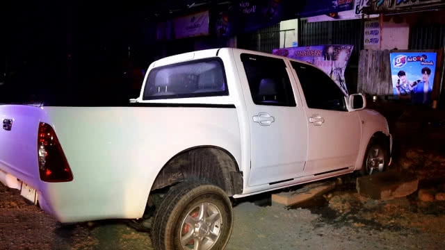 ครูสาวควบกระบะชนท่อประปาแตก เหตุไม่มีสัญญาณเตือนทางแยก