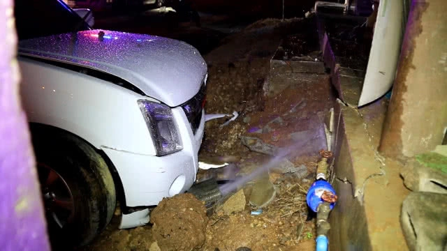 ครูสาวควบกระบะชนท่อประปาแตก เหตุไม่มีสัญญาณเตือนทางแยก