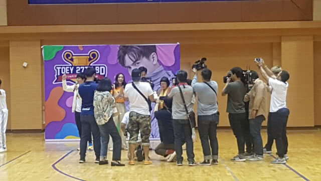 "เต้ย พงศกร" จัดเต็มแฟนมีตติ้ง ธีมกีฬาสีฉลองอายุครบ 27 ปี