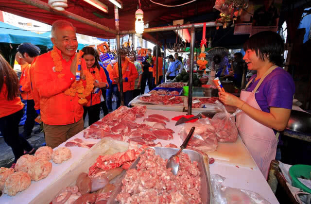 "สุวัจน์-เทวัญ" ยกทัพชพน. บุกตลาดบางแค ช่วย "วิว" หาเสียง
