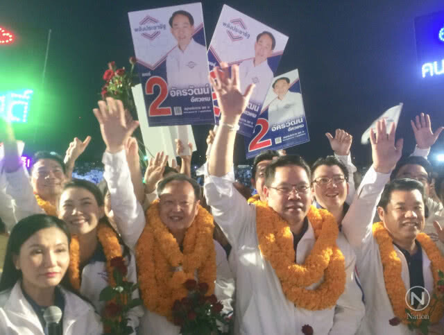 "สุริยะ" เตือนอย่าเลือก "พรรคตระกูลเพื่อ" หวั่นเสียงข้างมากเอื้อพวกพ้อง