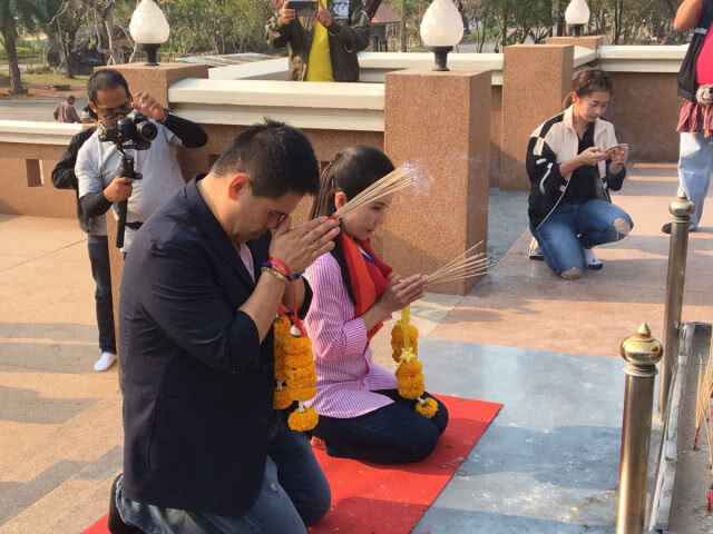 หนูนา นำทัวร์ม้าสีหมอก แนะนโยบาย ธนาคารต้นไม้ - ชูทำถนนลาดยาง ถึงหัวบันไดบ้าน