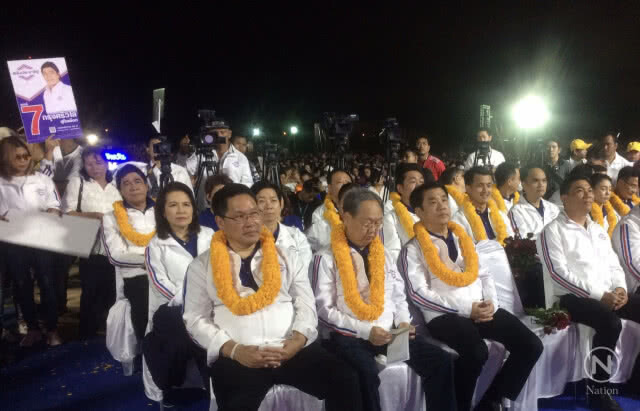 "สุริยะ" เตือนอย่าเลือก "พรรคตระกูลเพื่อ" หวั่นเสียงข้างมากเอื้อพวกพ้อง