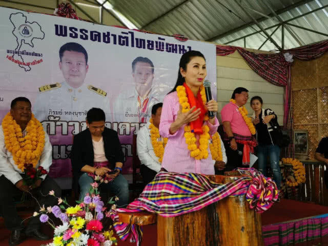 หนูนา นำทัวร์ม้าสีหมอก แนะนโยบาย ธนาคารต้นไม้ - ชูทำถนนลาดยาง ถึงหัวบันไดบ้าน