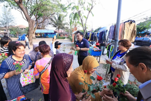 "แมน เจริญวัลย์" ผู้สมัครส.ส.พรรครปช.ลงพื้นที่หมู่บ้านสหกรณ์ ชมรมผู้สูงอายุ เขตบึงกุ่ม