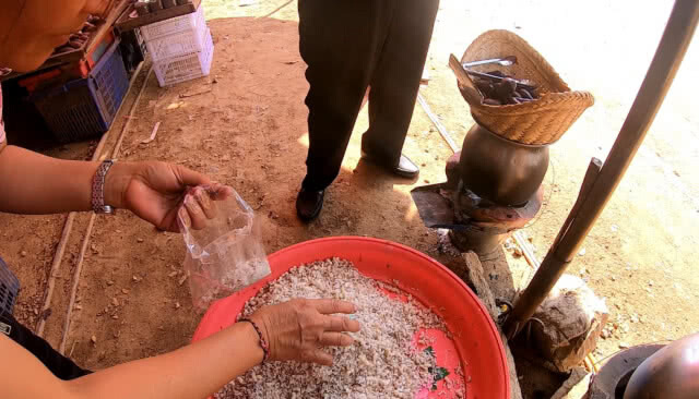 ชาวบ้านแห่ซื้อ "ไข่มดส้ม" ทำเมนูเด็ด