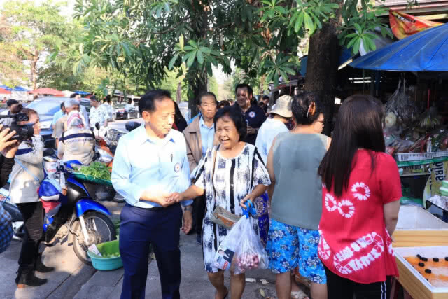 "แมน เจริญวัลย์" ผู้สมัครส.ส.พรรครปช.ลงพื้นที่หมู่บ้านสหกรณ์ ชมรมผู้สูงอายุ เขตบึงกุ่ม