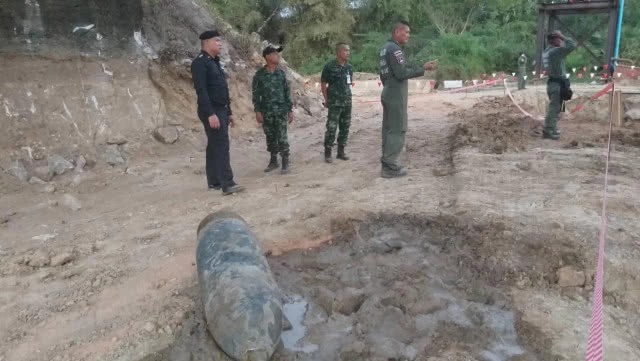 ตำรวจเก็บกู้ระเบิดเก่าใต้ทางรถไฟได้แล้ว ย้ายเก็บสนามบินร้างก่อนนำไปทำลาย