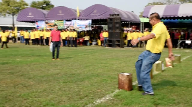 ลุงวัย 65 คว้าแชมป์ เตะปี๊บ! ดัง! ไกล! พร้อมเผยเคล็ดคลับ (มีคลิป)