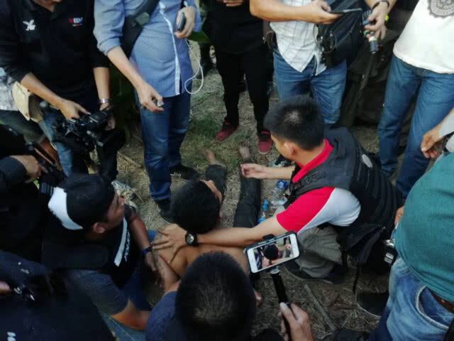 ระทึก!! ตร.ไล่ล่าคนร้าย ชิงรถ-M16 หนีเข้าชุมชนสุขสวัสดิ์ 76 ล่าสุดพบตัวแล้ว