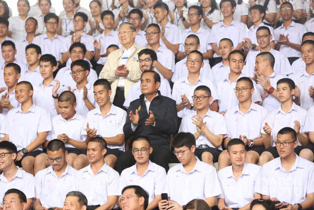 "บิ๊กตู่" ร่วมร้องเพลง"ปาฏิหาริย์"กับนักเรียน
