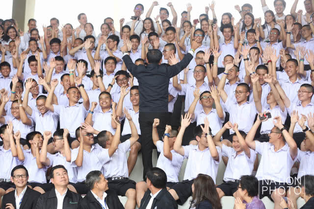 "บิ๊กตู่" ร่วมร้องเพลง"ปาฏิหาริย์"กับนักเรียน
