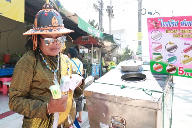 แต่งชุดนักรบโบราณ สร้างจุดเด่นขายไอติม