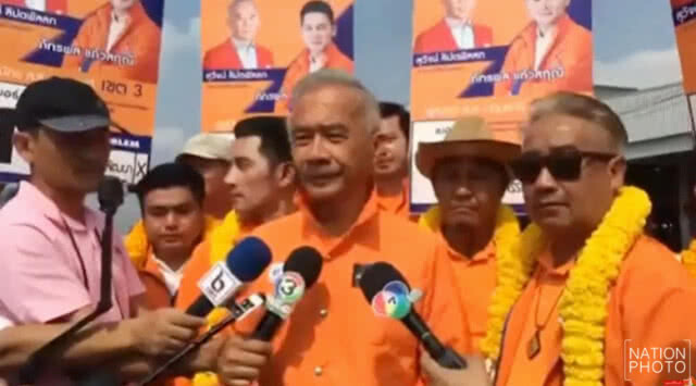 "สุวัจน์" นำทีม ชพน. หาเสียงย่านตลาดไท