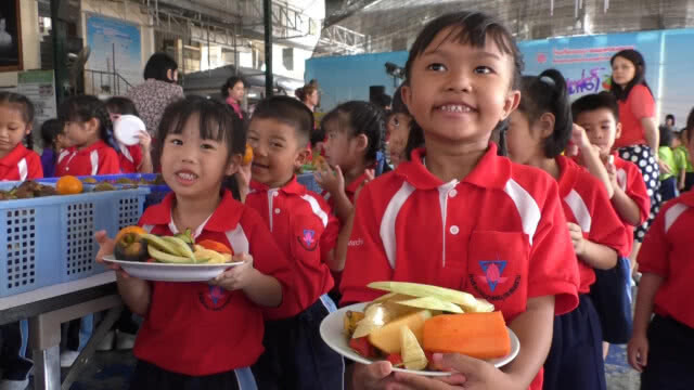 โรงเรียนจัดบุพเฟ่ต์ผลไม้ ปลูกฝังให้นักเรียนรับประทานผลไม้