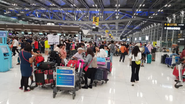 ผู้โดยสารกว่า 5 พัน ตกค้างสนามบินสุวรรณภูมิ หลังปากีฯปิดน่านฟ้า