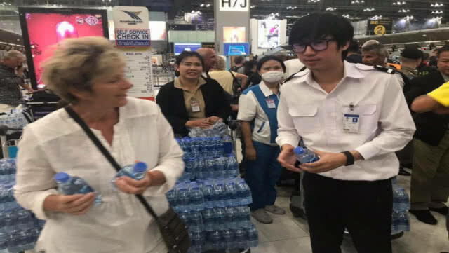 ผู้โดยสารกว่า 5 พัน ตกค้างสนามบินสุวรรณภูมิ หลังปากีฯปิดน่านฟ้า