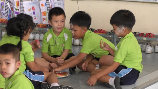 โรงเรียนจัดบุพเฟ่ต์ผลไม้ ปลูกฝังให้นักเรียนรับประทานผลไม้