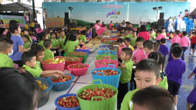 โรงเรียนจัดบุพเฟ่ต์ผลไม้ ปลูกฝังให้นักเรียนรับประทานผลไม้