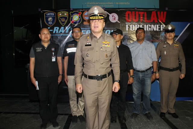 ตม.จับต่างด้าวแฝงตัวทำงาน พ่วงจับคนไทยให้ที่พักพิง