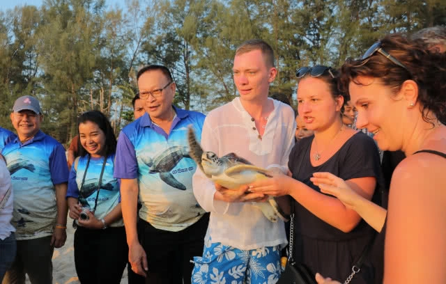 ปล่อยเต่าตนุ 100 ตัว กลับสู่ทะเล