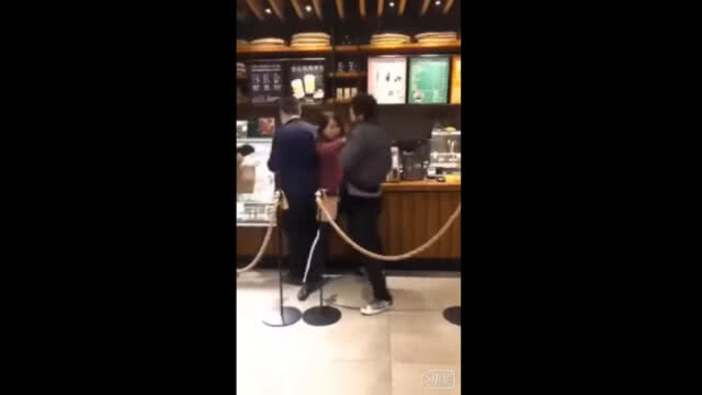 คอกาแฟจีนตบตีกัน แย่งแก้ว "แมว" สตาร์บัคส์