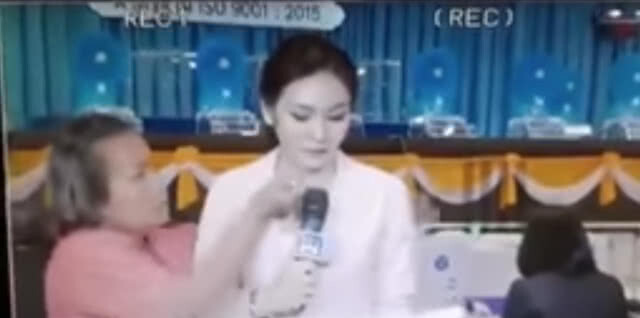 สุดช็อก!!! สาวนิรนามใช้ไขควงจี้คอ ผู้ประกาศขณะรายงานสดสลากกินแบ่งรัฐบาล