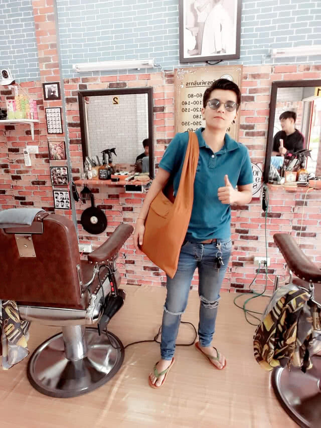 ช่างผมสาวหล่อบริการตัดผมให้คนแก่ฟรี!!ถึงบ้าน