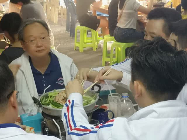 "สนธิรัตน์" ควงผู้สมัคร กินหมูกะทะหลังเสร็จหาเสียง ลั่น!จะชนะแบบหมู หมู
