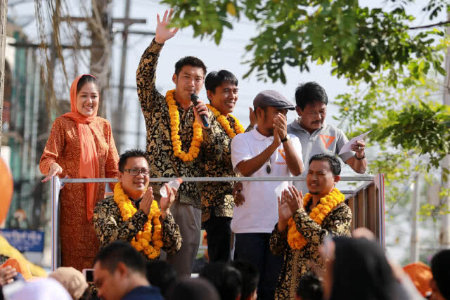 "ธนาธร" เผย 3 จ.แดนใต้ ใช้ทหารนำไม่แก้ปัญหา ทวิต "บัตรเลือกตั้งแข็งแกร่งกว่าลูกปืน"