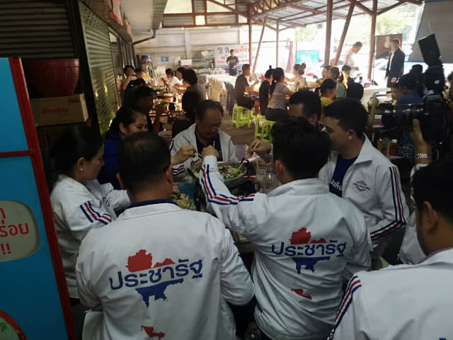 "สนธิรัตน์" ควงผู้สมัคร กินหมูกะทะหลังเสร็จหาเสียง ลั่น!จะชนะแบบหมู หมู