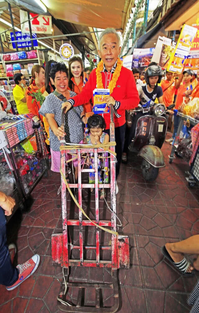 "สุวัจน์" ควงทีมผู้สมัคร กทม. ลงพื้นที่ตลาดสำเพ็ง คึกคัก